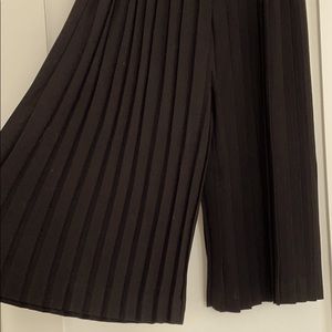 Pleated shorts or cropped pant